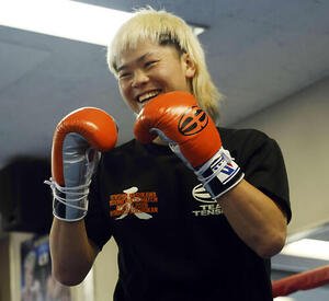 練習を公開した那須川はミット打ちを行い、笑顔を見せる(撮影･山本朝陽)