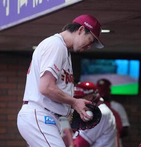 楽天対ソフトバンク　5回途中マウンドを降りる楽天前田健(撮影･足立雅史)