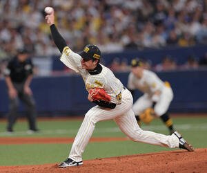 阪神対DeNA 4回表、力投する才木(撮影･上山淳一)