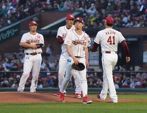 楽天対ソフトバンク　5回途中マウンドを降りる楽天前田健(中央右)(撮影･足立雅史)