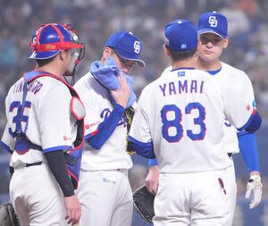 中日対巨人　6回表巨人2死一、三塁、マウンドの金丸(左から2人目)のもとに集まる中日ナイン(撮影･森本幸一)