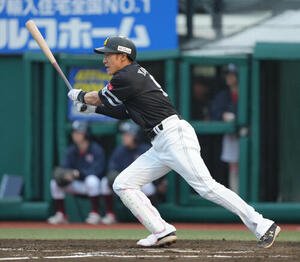 楽天対ソフトバンク　3回表ソフトバンク2死一、二塁、柳田は同点適時打を放つ(撮影･足立雅史)