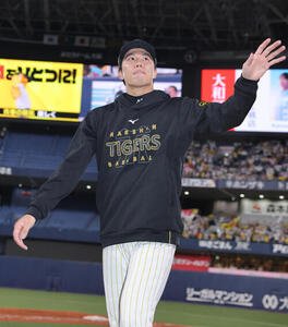 阪神対DeNA　ファンの声援に応えるヒーローの阪神才木(撮影･上山淳一)