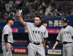 中日対巨人　中日に勝利しファンの声援に応える巨人阿部監督(撮影･和賀正仁)