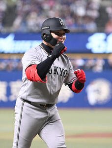 中日対巨人　9回表巨人2死満塁、3点適時二塁打を放った丸はガッツポーズ(撮影･和賀正仁)