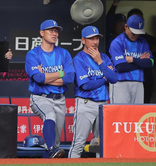 阪神対DeNA　ベンチから戦況を見るDeNA相川監督(左)(撮影･上山淳一)
