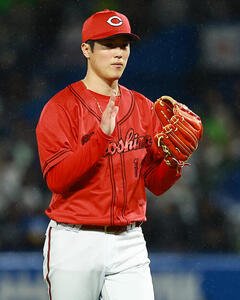 ヤクルト対広島　1回裏を抑えグラブをたたきながらベンチに戻る広島先発の森下(撮影･野上伸悟)