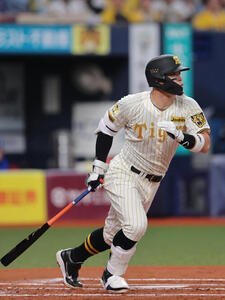 阪神対DeNA 1回裏阪神2死二塁、佐藤は先制の適時二塁打を放つ(撮影･上山淳一)