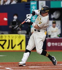 阪神対DeNA 1回裏阪神2死二塁、佐藤輝明は右中間に適時二塁打を放つ(撮影･西尾就之)
