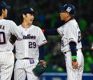 ヤクルト対広島　6回表広島2死満塁、池山隆寛監(右)にねぎらわれ降板するヤクルト先発の小川(撮影･野上伸悟)