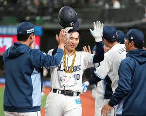 西武対オリックス　4回裏西武無死一塁、2点本塁打を放ちナインから祝福される小島(撮影･小島史椰)