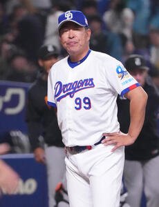 中日対巨人　試合終了、渋い表情で整列する井上一樹監督(撮影･森本幸一)