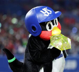 ヤクルト対広島　東京音頭で応援するつば九郎(撮影･鈴木正人)　