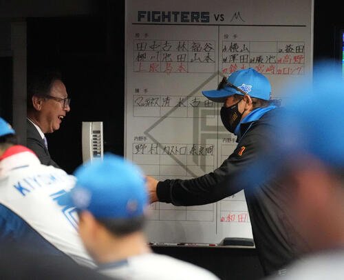 日本ハム対ロッテ　今季初勝利の日本ハム新庄監督(右)(撮影･井上学)