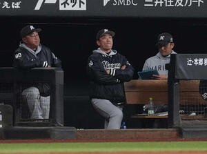 日本ハム対ロッテ　戦況を見つめるロッテ･サブロー監督(中央)(撮影･井上学)