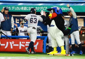 ヤクルト対広島　5回裏ヤクルト2死一塁、2点本塁打を放った増田を迎えるつば九郎(撮影･野上伸悟)