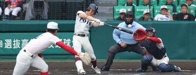 大阪桐蔭―智弁学園　七回表大阪桐蔭2死二、三塁、黒川は2点適時打を放つ＝内海日和撮影