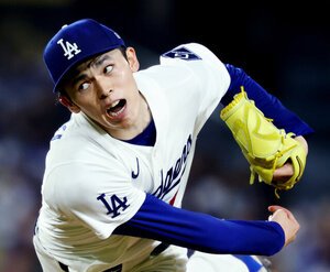 ガーディアンズ戦の四回表、力投するドジャースの佐々木