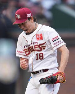 楽天対ソフトバンク　2回表ソフトバンク2死一、二塁、海野を空振り三振に仕留め雄たけびを上げる前田健(撮影･足立雅史)