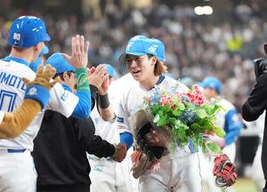 日本ハム対ロッテ　ノーヒットノーランを達成し笑顔の細野(右)は花束を手に笑顔(撮影･井上学)