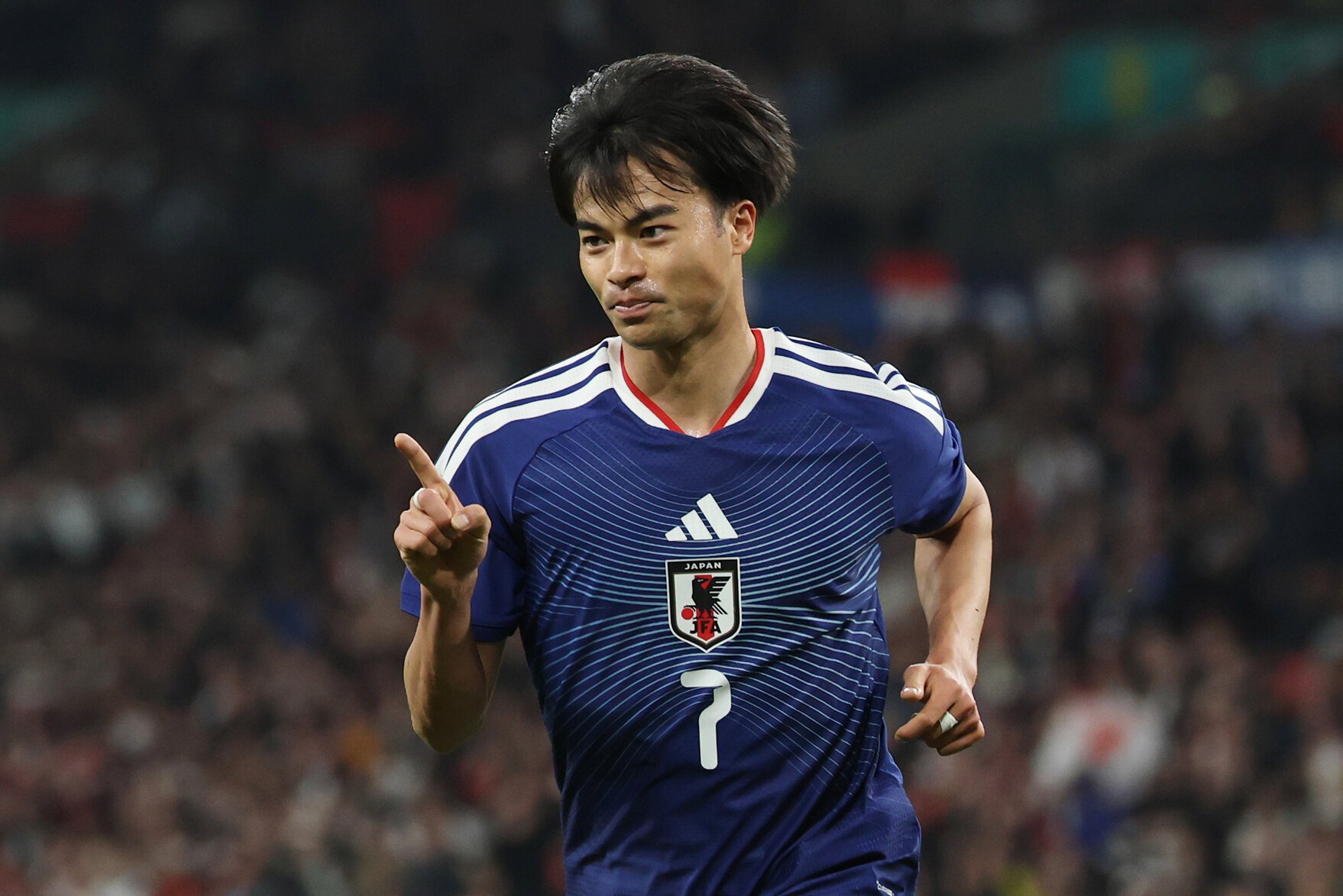 前半、三笘薫は先制ゴールを決めて駆け出す=内田光撮影