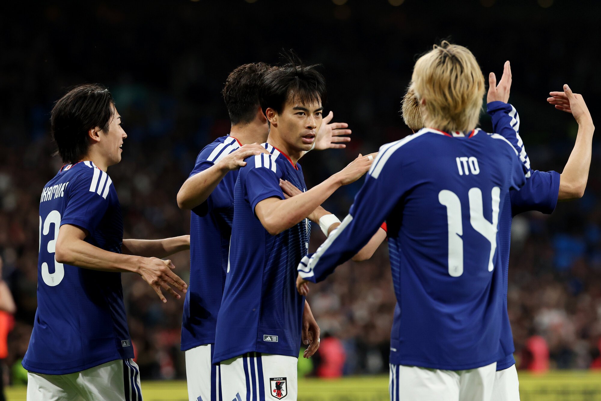 前半、先制ゴールを決めて喜ぶ三笘薫(中央)=内田光撮影