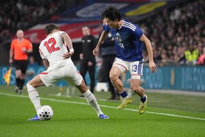 日本対イングランド　前半、攻め込む中村(右)。左はイングランド代表のホワイト(撮影･パオロ　ヌッチ)