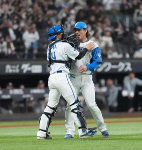 日本ハム対ロッテ　ノーヒットノーランを達成し笑顔の細野(右)(撮影･井上学)