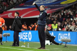 日本対イングランド　前半、指示を出すイングランド代表トゥヘル監督。左は森保監督(撮影･パオロ　ヌッチ)