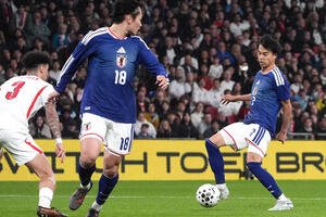 日本対イングランド　前半、先制ゴールを決める三笘(右)(撮影･パオロ　ヌッチ)