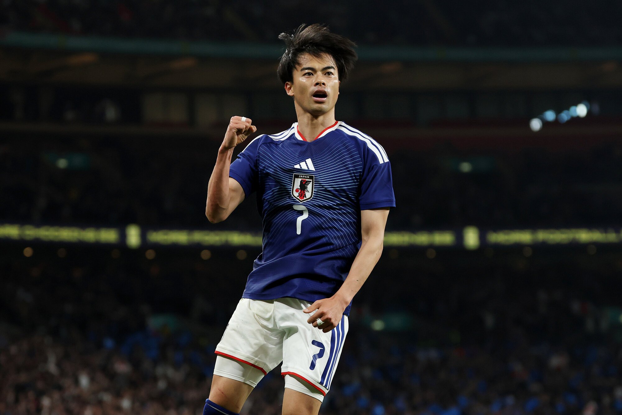 前半、三笘薫は先制ゴールを決めてガッツポーズ=内田光撮影
