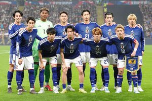 日本対イングランド　試合前、集合写真に納まる日本代表の選手たち。前列左から鎌田、三笘、中村、佐野海、堂安、後列左から上田、GK鈴木彩、渡辺、伊藤、谷口、伊東(撮影･パオロ　ヌッチ)