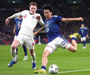 日本対イングランド　前半、攻め込む中村(右)。左はイングランド代表のアンダーソン(撮影･パオロ　ヌッチ)