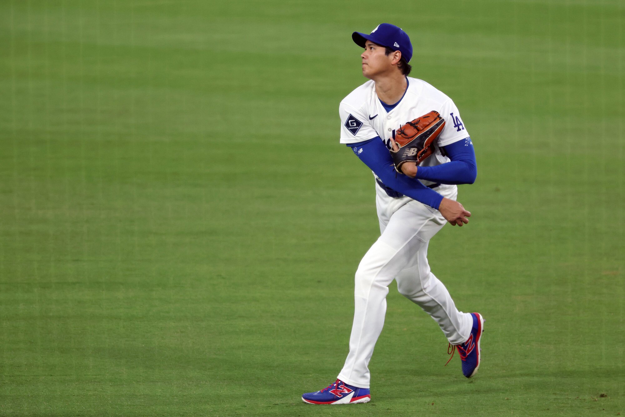 試合前、キャッチボールする大谷翔平＝金居達朗撮影