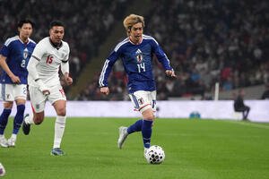 日本対イングランド　前半、ドリブルする伊東(撮影･パオロ　ヌッチ)