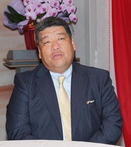 センバツ優勝から一夜明け、報道陣に話す大阪桐蔭の西谷監督(撮影･上山淳一)