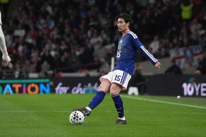 日本対イングランド　前半、パスを出す鎌田(撮影･パオロ　ヌッチ)