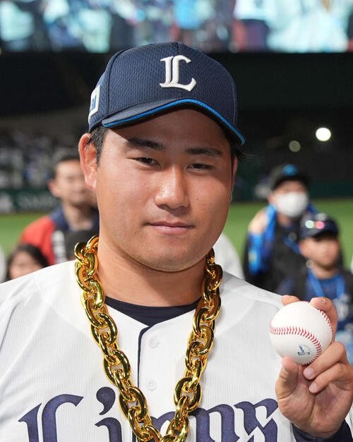 プロ初セーブのボールを持つ岩城颯空(2026年3月31日撮影)