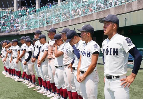 第107回全国高校野球選手権･大阪大会決勝　東大阪大柏原に敗れ、ベンチ前に整列する大阪桐蔭･中野大虎主将(右)(2025年7月27日撮影)