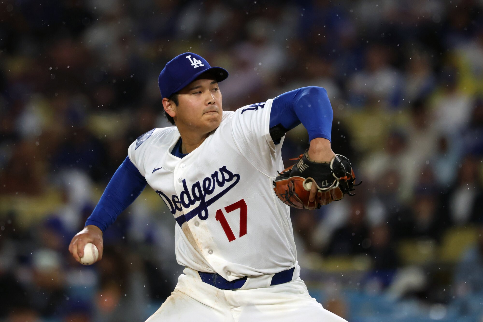 五回表、雨の中、力投するドジャース先発の大谷翔平＝金居達朗撮影