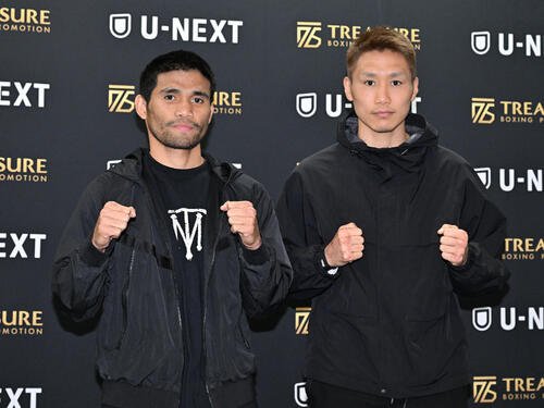 記者会見を終え、ポーズをとる小国(右)とタパレス(撮影･千葉一成)