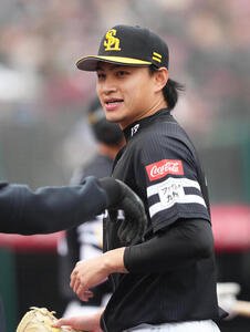 楽天対ソフトバンク　6回無失点でベンチに戻るソフトバンク徐若熙(撮影･足立雅史)