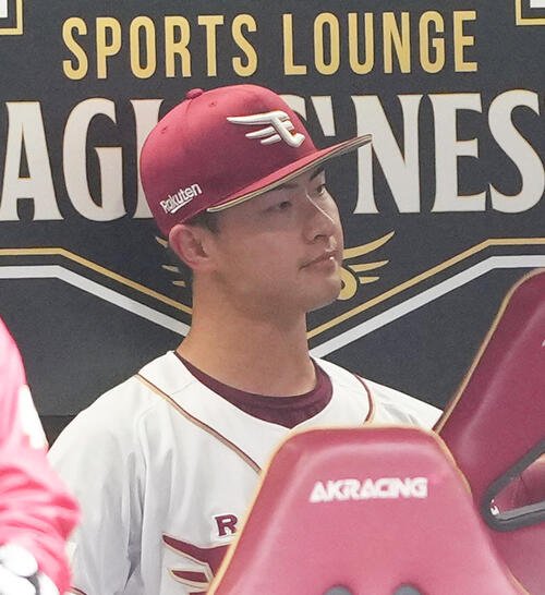 楽天対ソフトバンク　6回途中、マウンドを降り渋い顔を見せる楽天古謝(撮影･足立雅史)