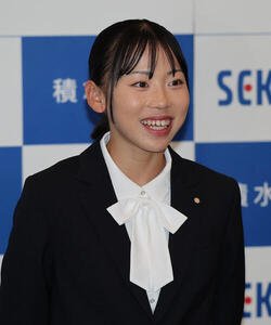 入社式を終え取材を受ける積水化学の久保凛(撮影･上山淳一)