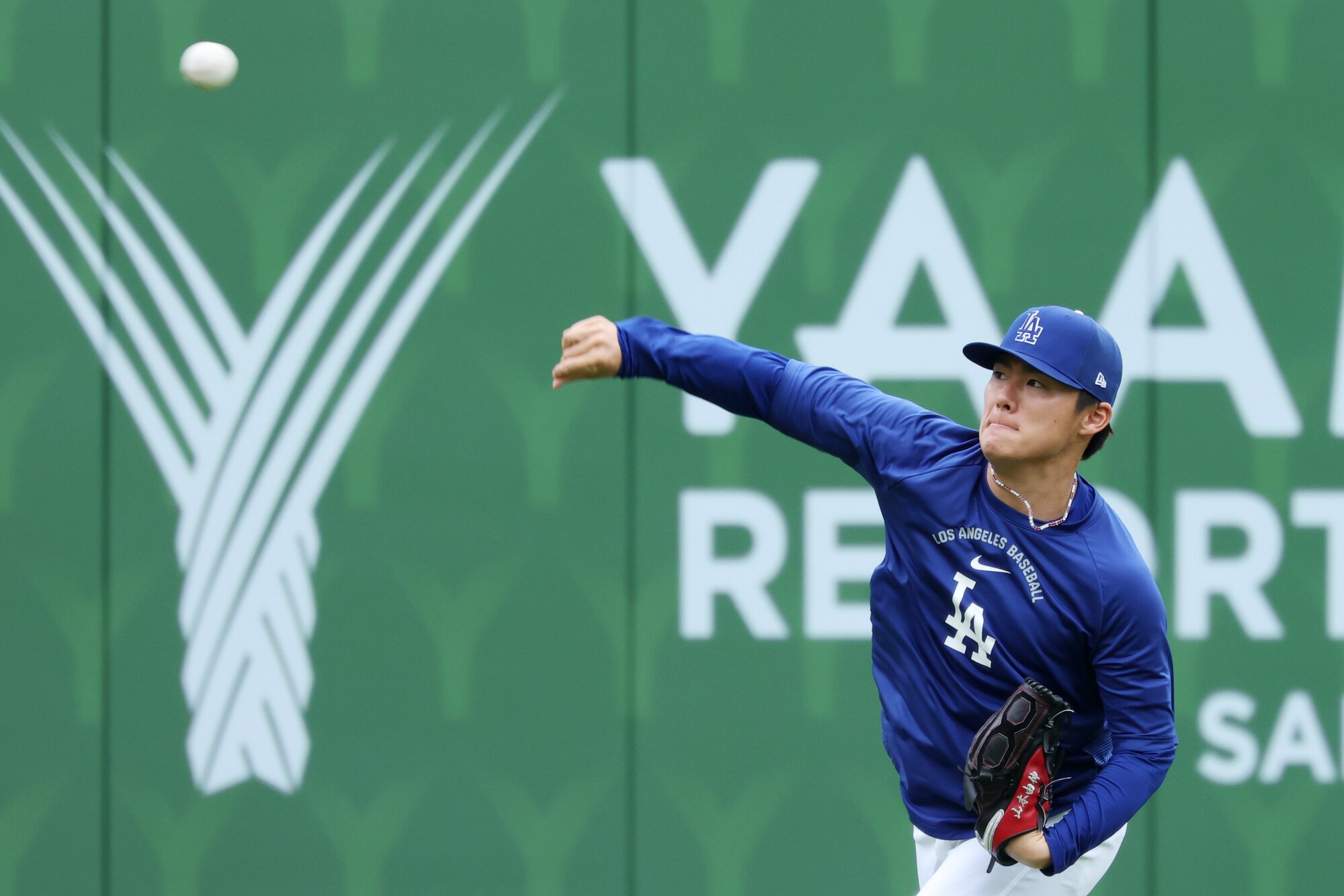 前日の試合前、練習するドジャースの山本由伸=金居達朗撮影　