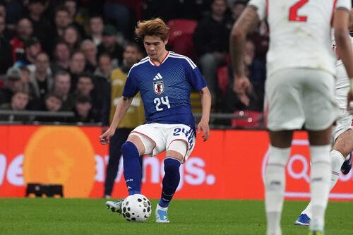 日本対イングランド　パスを出す佐野海(撮影･パオロ　ヌッチ)