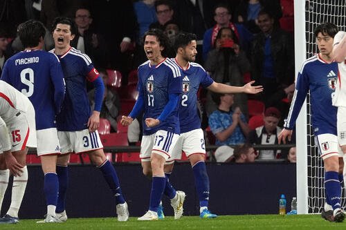 日本対イングランド　イングランド代表に勝利し、ガッツポーズを見せる田中(左から3人目)。同2人目は谷口(撮影･パオロ　ヌッチ)