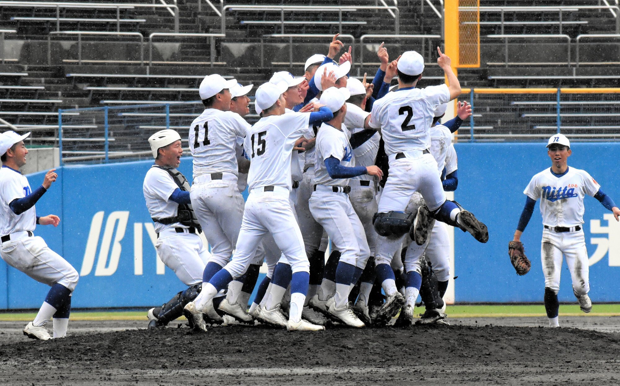優勝を決め、マウンドに集まる新田の選手たち=2026年4月1日午前11時30分、坊っちゃん、水田道雄撮影