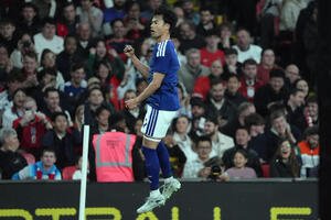 日本対イングランド　前半、先制ゴールを決め、ガッツポーズを見せる三笘(撮影･パオロ　ヌッチ)