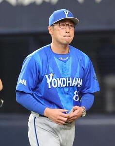 阪神対DeNA 8回の攻撃を終え、選手交代を告げてベンチに戻るDeNA相川監督(撮影･西尾就之)